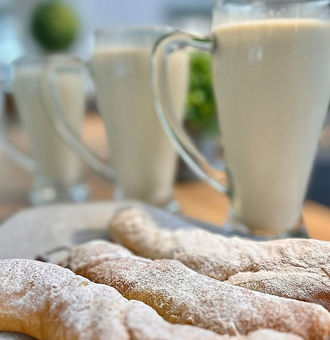 Horchata con fatons en la Horchatería Panach de Alboraya.