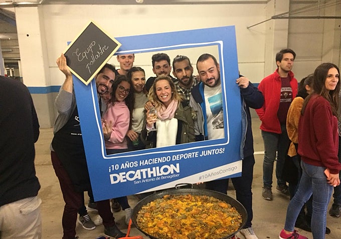 La paella como centro de la actividad colaborativa.