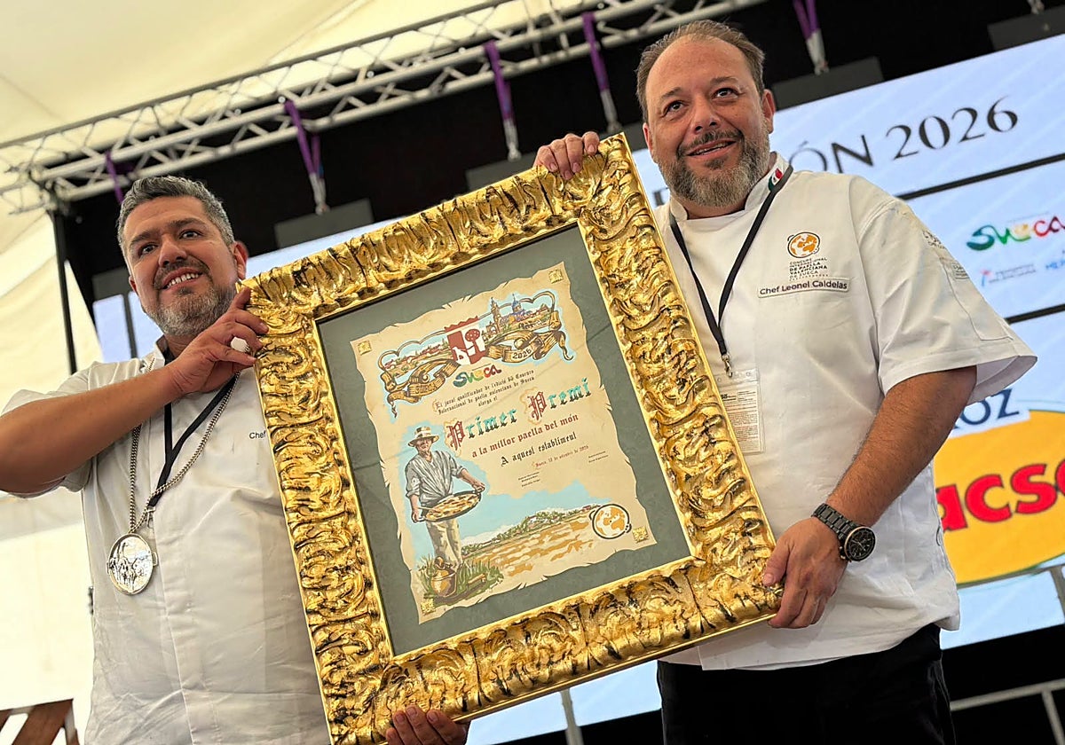 Los chefs ganadores con el premio del Concurs Internacional de paella de Sueca.
