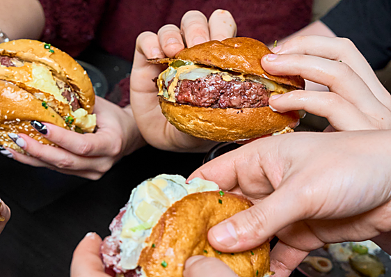 Llévate gratis dos menú de hamburguesa en Jenkin's, un bono de cien euros para Vaqueta y mucho más por ser suscriptor de LAS PROVINCIAS