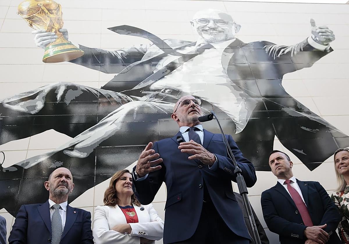 El seleccionador español de fútbol, Luis de la Fuente, visita un mural que le homenajea en Valencia, el pasado viernes