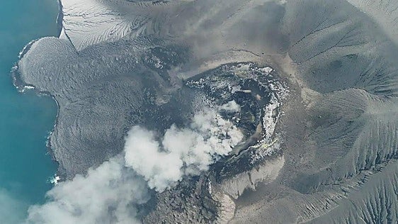 El volcán Anak Krakatoa entra en erupción y obliga a cerrar el principal aeropuerto de Indonesia