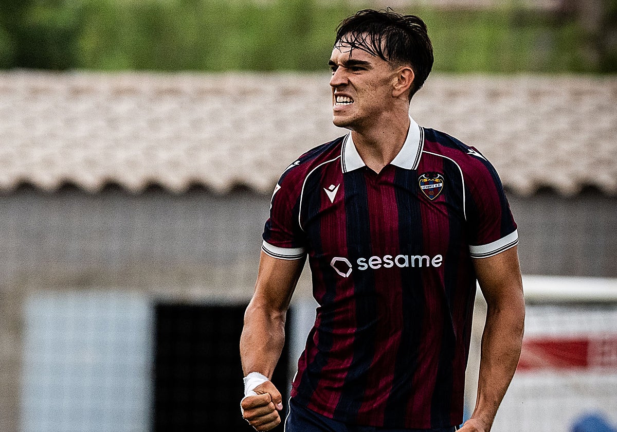 Carlos Espí, en un amistoso de pretemporada con el Levante.