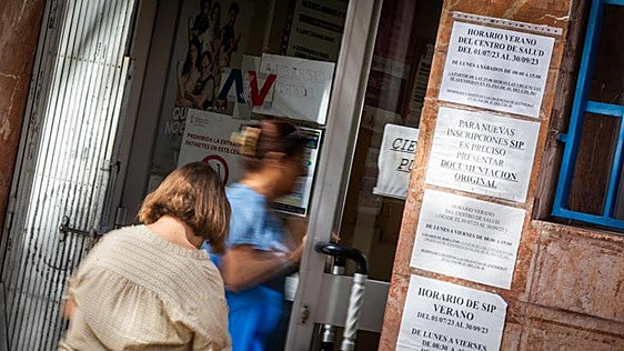 Un verano sanitario bajo mínimos: diez veces más habitantes y centros de salud a medio gas