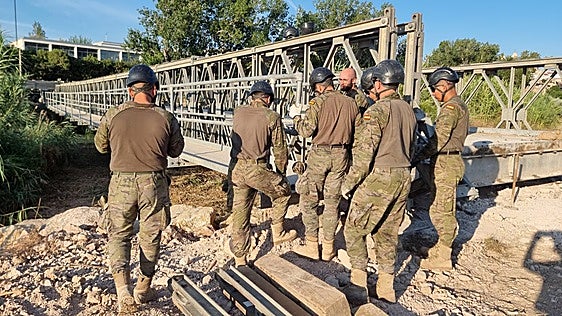 El Ejército inicia el desmontaje del puente militar en Riba-roja