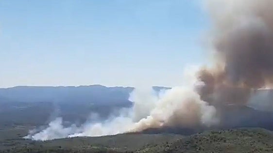 Un incendio en la Sierra de Espadán activa a la UME y obliga a evacuar a 500 personas