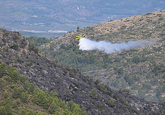 Una imprudencia, posible causa del incendio de Soneja que ya ha devorado 183 hectáreas y que asedia viviendas