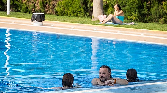 Una decena de piscinas municipales afectadas por el «reto marrón» en Valencia