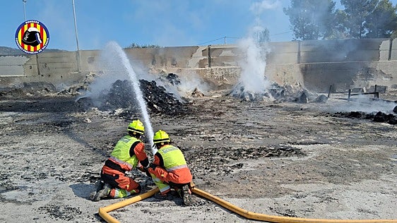 Dos dotaciones de bomberos continúan trabajando en la planta de reciclaje de Aielo de Malferit quemada