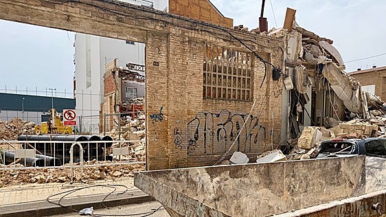 Las máquinas entran en el solar del edificio derrumbado en Benetússer para iniciar el desescombro