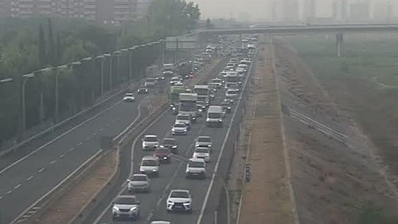 Largas colas en la A-7 y la V-30 en la mañana de este viernes en Valencia