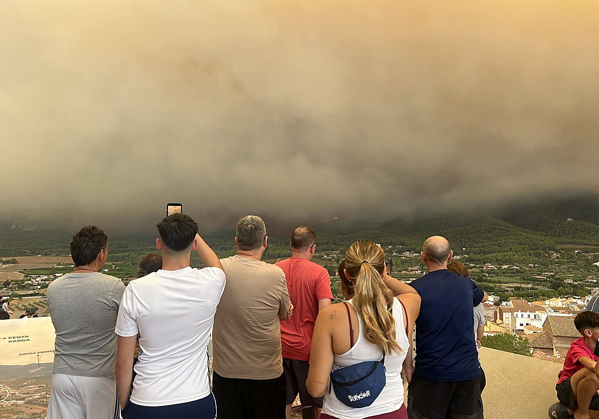 Onda desoye el confinamiento para ver el avance del fuego desde el castillo