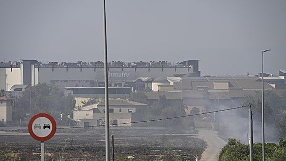 Controlado un incendio próximo a Bonaire que ha obligado a desalojar el centro comercial, viviendas y un hotel