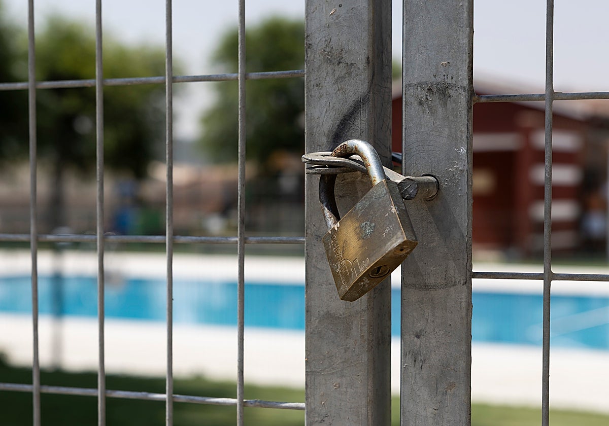 Cierra la piscina de Massanassa tras detectarse heces en el agua