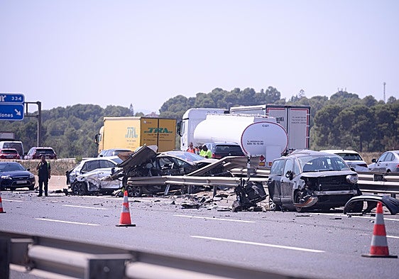 Un camión hace la tijera y obliga a cerrar carriles en el 'kilómetro de la muerte de la A-3' en Valencia