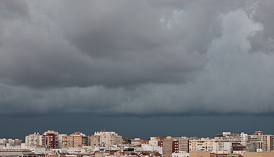 Una línea de tormentas de Requena a Alcoi convierte el verano en otoño con 170 l/m2 y más de 1.400 rayos