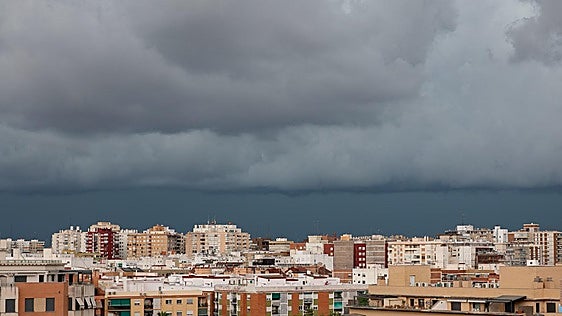 Aemet anuncia tormentas en la Comunitat en tres de los cuatro primeros días de la semana y señala las zonas donde caerán