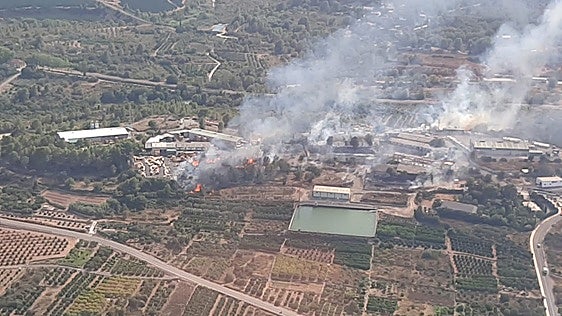 El incendio en una empresa de palets en Algar de Palancia se extiende a zona forestal