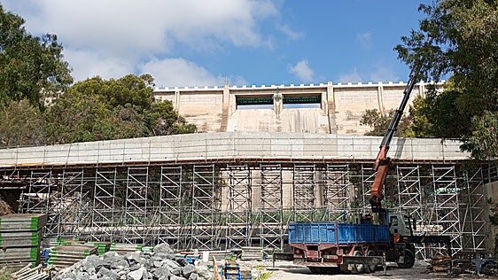 La CHJ elevará las tuberías de la presa de Amadorio para garantizar el abastecimiento de la Marina Baixa