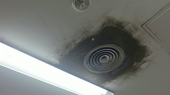 Denuncian techos rotos, humedades y camas deterioradas en el Hospital de Sagunto