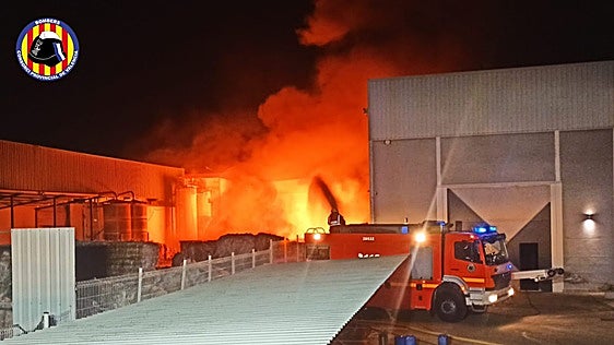 Arde en Alberic una empresa de reciclaje de plástico