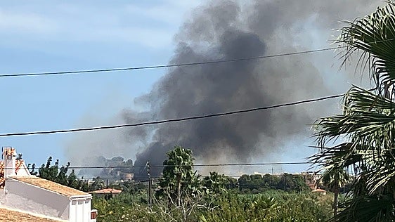Un incendio en Dénia obliga a movilizar medios aéreos y un importante despliegue terrestre para su extinción