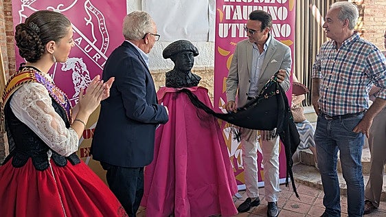 Enrique Ponce descubre el busto de su tío abuelo «Rafaelillo»