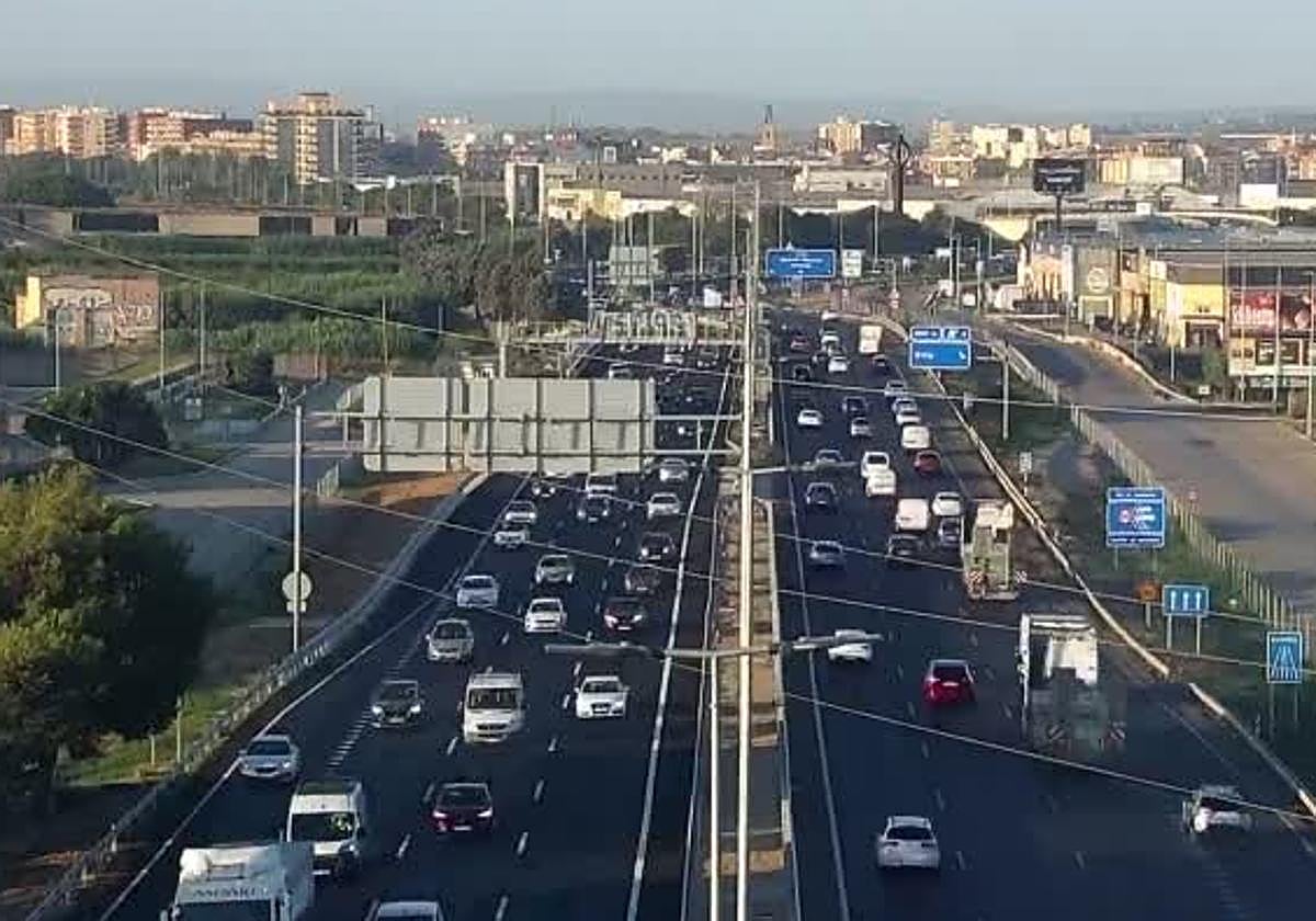 Largas colas en la Pista de Silla y la V-30 en la mañana de este lunes | Las Provincias