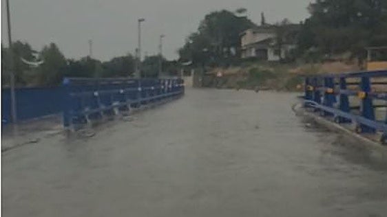 Chiva exige al Consell que revise un puente nuevo al quedar anegado por las lluvias