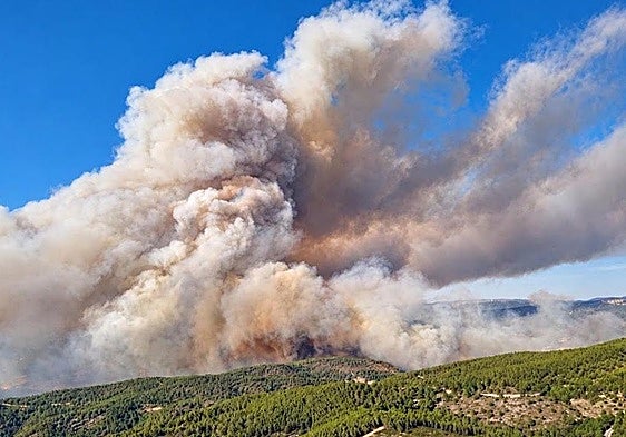 El incendio descontrolado de Tuéjar arrasa ya 690 hectáreas y moviliza a la UME