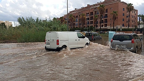 Otra alerta naranja deja más de 80 litros y anega playas y calles de La Marina, Baix Segura y la Vega Baja