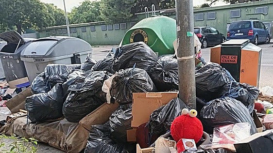 Paterna identifica a una empresa por verter restos de obra en la calle