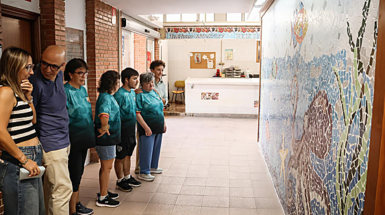 El talento de El Molí llena de cerámica el Mercat Municipal de Onda con dos grandes murales de trencadís