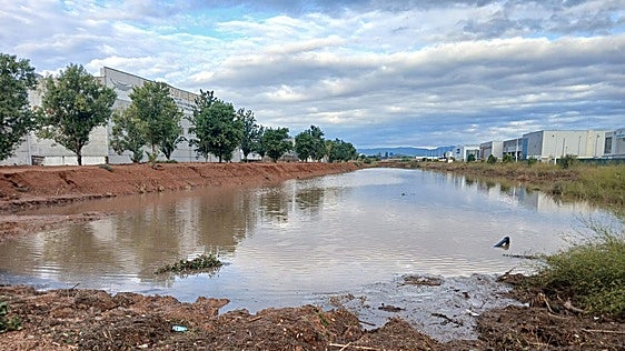 Riba-roja alerta del embudo en un barranco junto a uno de sus mayores parques logísticos