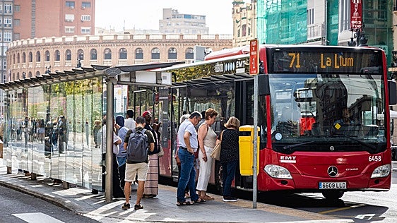 Ocho entidades vecinales convocan una protesta para que mejore el servicio de la EMT en Valencia