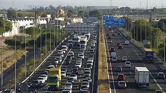 Un accidente en Silla colapsa la entrada a Valencia por la V-31