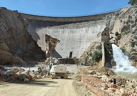Aspecto de las obras en la presa del embalse de Buseo.