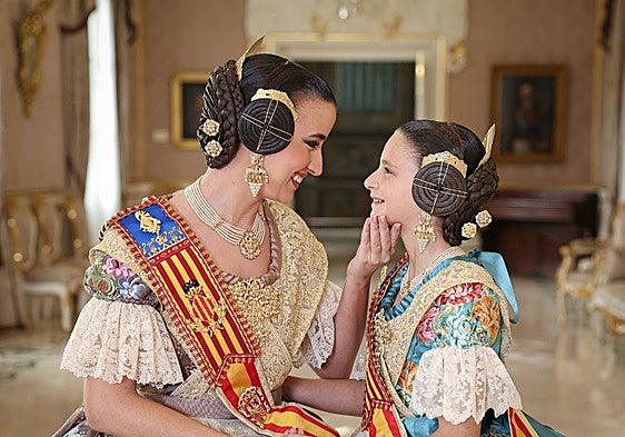 Carmen Prades y Marta Mercader, en un gesto de cariño y admiración mutua.