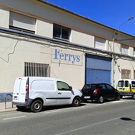 La fábrica de Ferrys este viernes, antes del derribo.