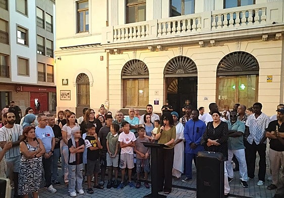 La alcaldesa, junto a la familia de uno de los agredidos, durante la concentración frente al Ayuntamiento.