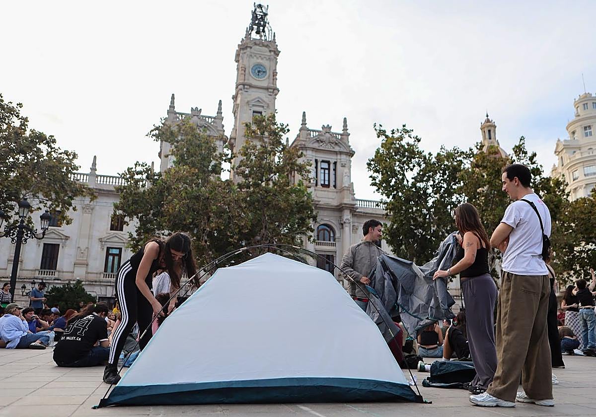 DIRECTO | Los manifestantes ya acampan en la plaza del Ayuntamiento de Valencia – Las Provincias