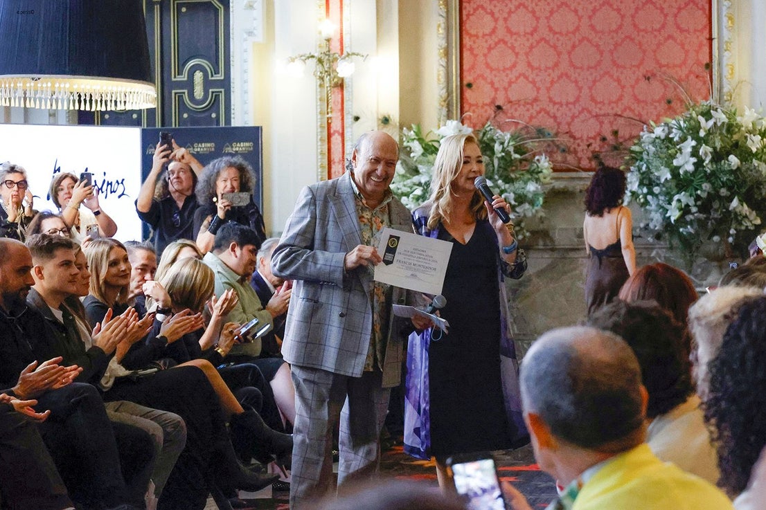 Francis Montesinos, al recoger el premio.