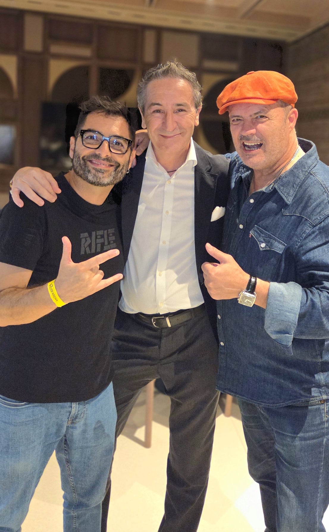 Nicolás Bugeda celebra su 52 cumpleaños en una fiesta sorpresa en el Roig Arena con José Manuel Casañ y Dylan.