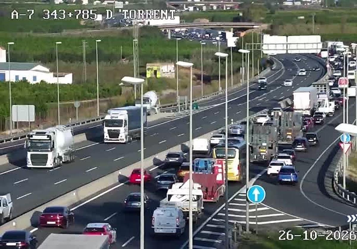 Dos accidentes provocan colas kilométricas en la A-7 y V-31