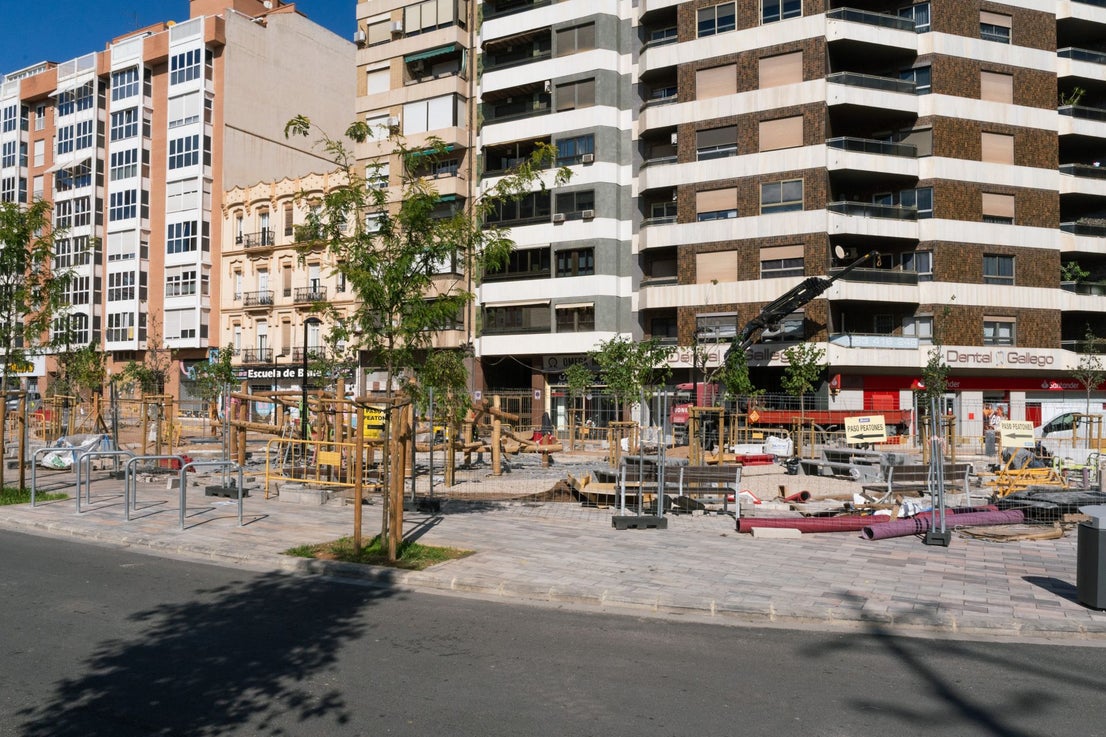FOTOS | Juegos con troncos, cuerdas y aparatos de gimnasia pueblan ya la reforma de la avenida Pérez Galdós de Valencia