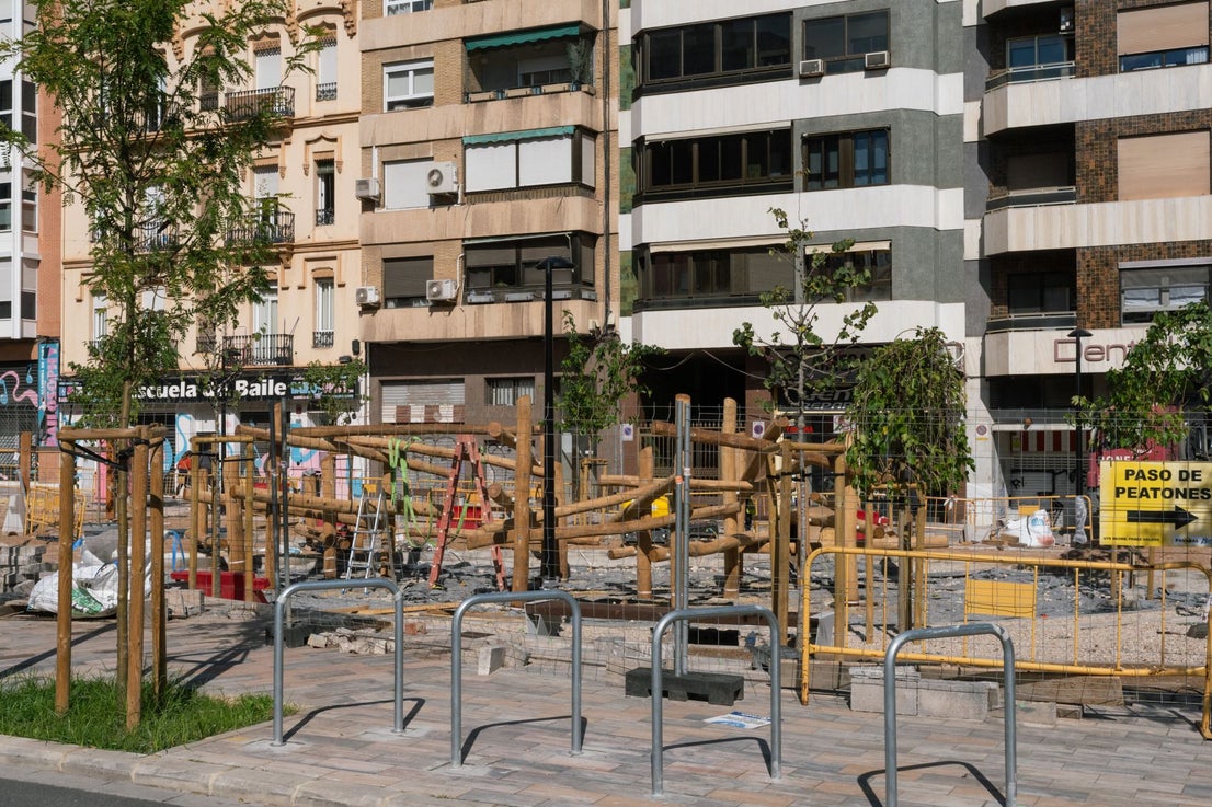 FOTOS | Juegos con troncos, cuerdas y aparatos de gimnasia pueblan ya la reforma de la avenida Pérez Galdós de Valencia