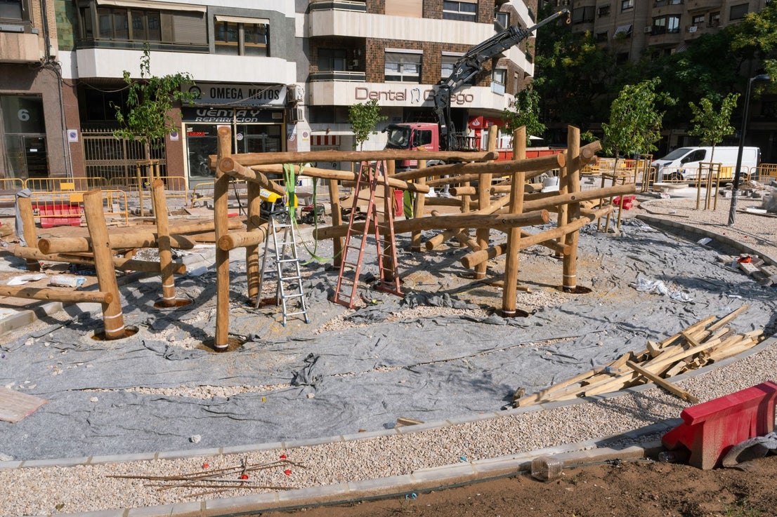 FOTOS | Juegos con troncos, cuerdas y aparatos de gimnasia pueblan ya la reforma de la avenida Pérez Galdós de Valencia