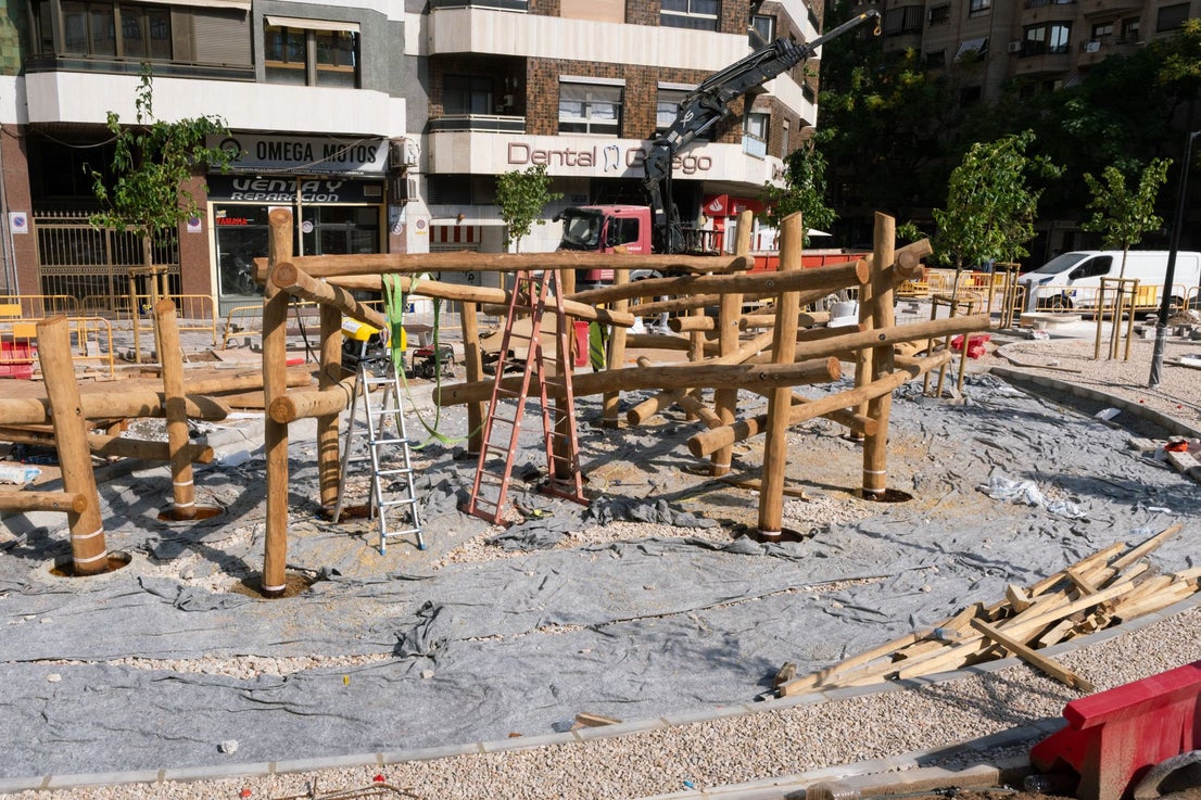 FOTOS | Juegos con troncos, cuerdas y aparatos de gimnasia pueblan ya la reforma de la avenida Pérez Galdós de Valencia