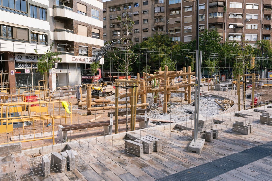 FOTOS | Juegos con troncos, cuerdas y aparatos de gimnasia pueblan ya la reforma de la avenida Pérez Galdós de Valencia