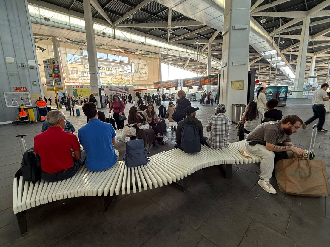 Fotos: Incertidumbre en la estación de Joaquín Sorolla tras el grave accidente de tren en Toledo
